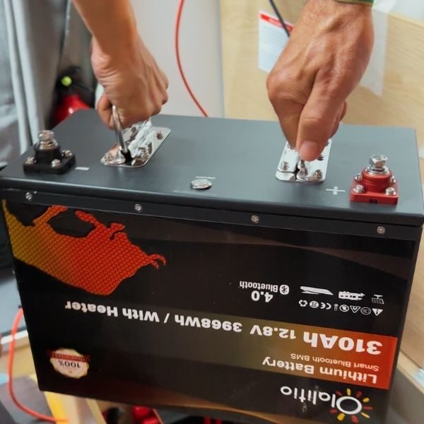 Instalación de una batería de litio en una camper en Tinkervan