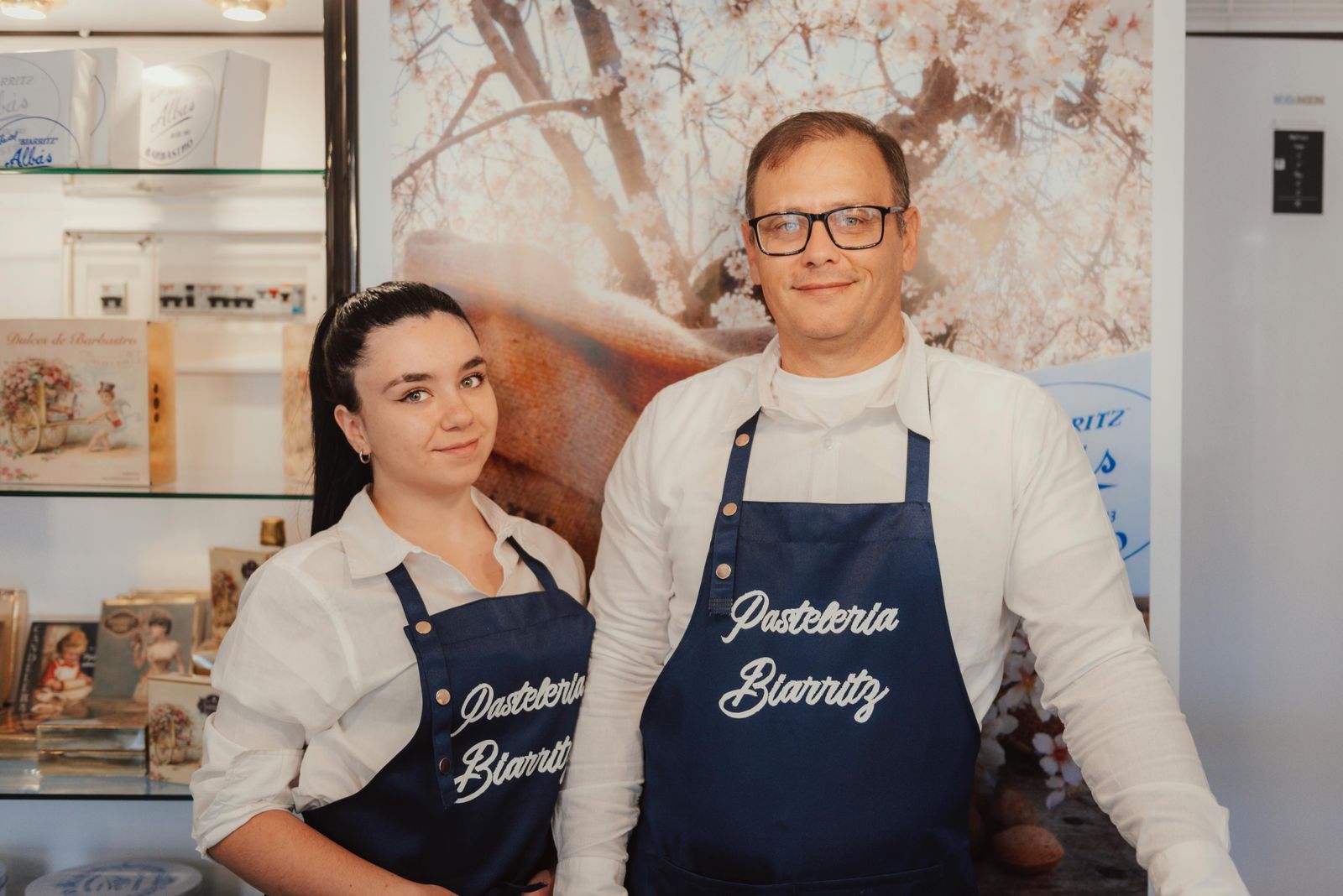 David e Ixeia Risco en la Pastelería Biarritz de Huesca