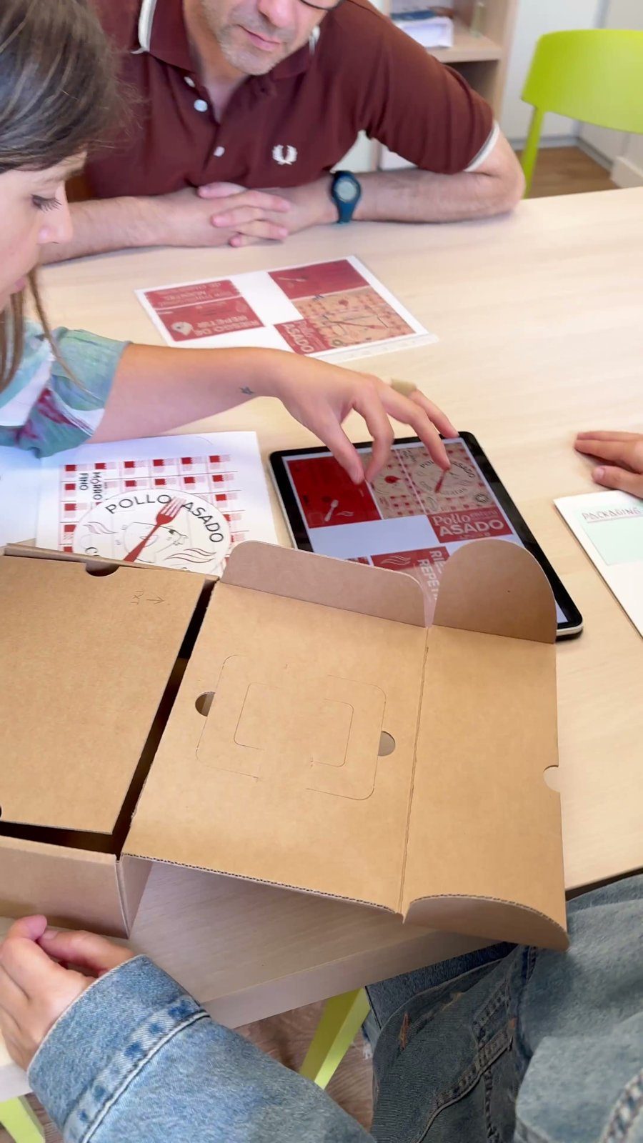 El equipo de Marketing Divertido probando prototipos de la caja en kraft