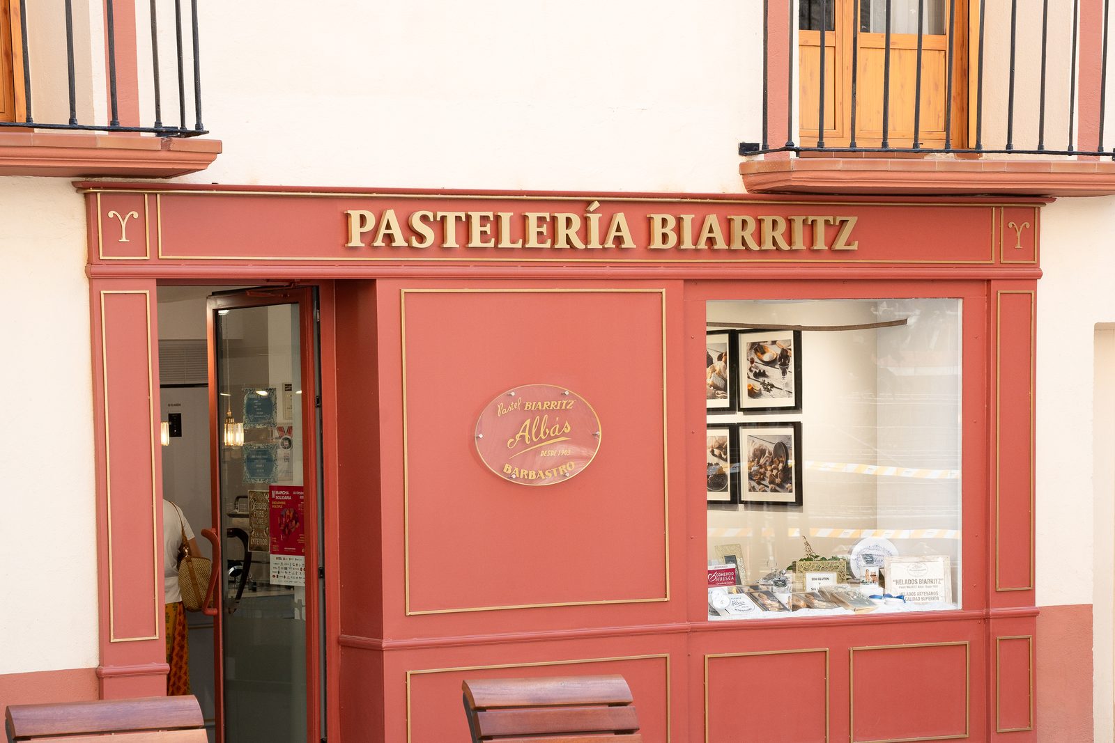 Fachada de la Pastelería Biarritz en el Coso Alto de Huesca