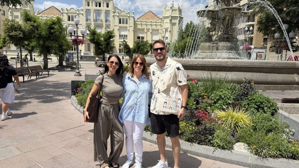 Creadores de contenido en la plaza de Navarra de Huesca durante el fam trip de la campaña «Huesca es otra historia»