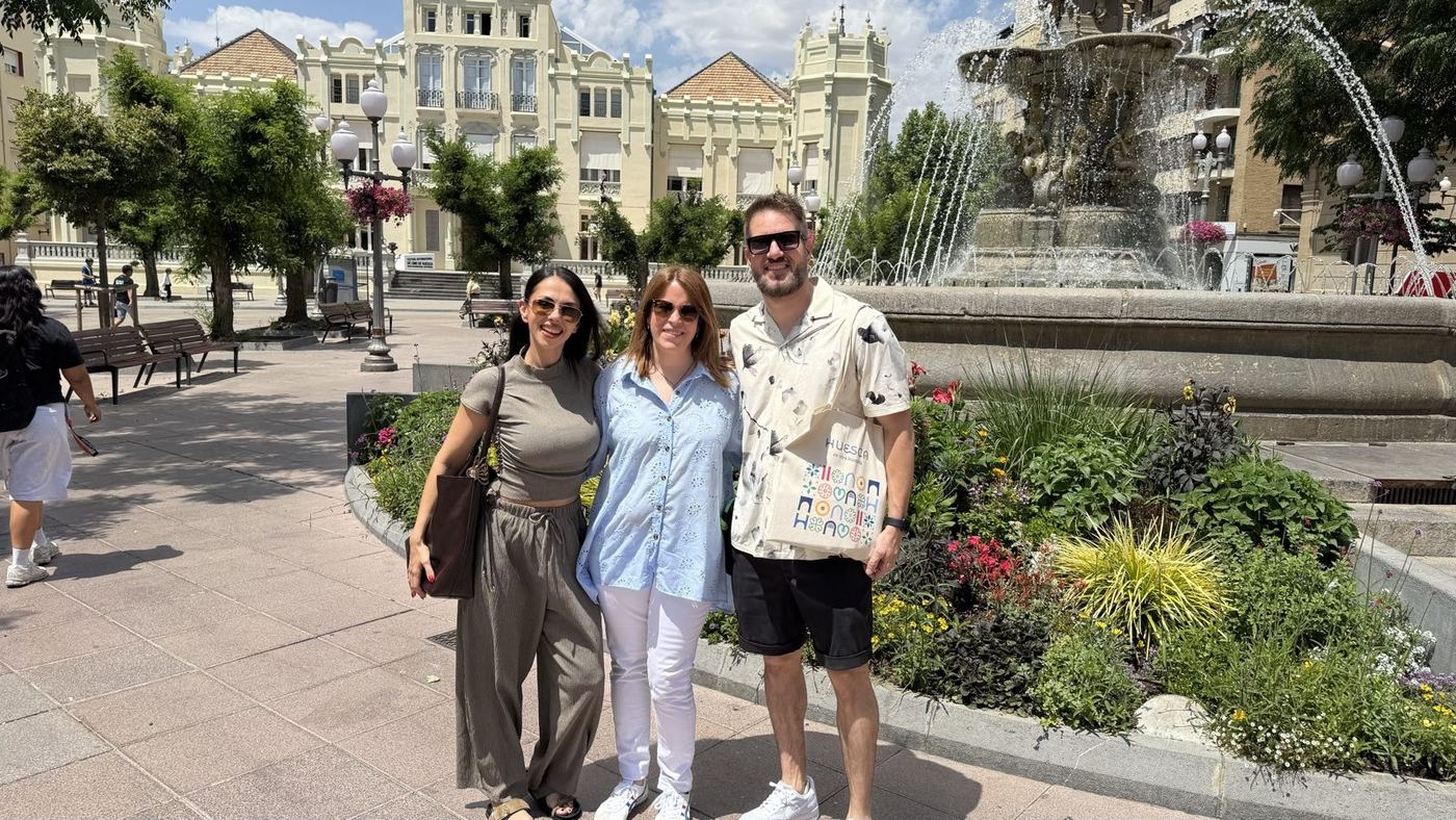 Creadores de contenido en la plaza de Navarra de Huesca durante el fam trip de la campaña «Huesca es otra historia»