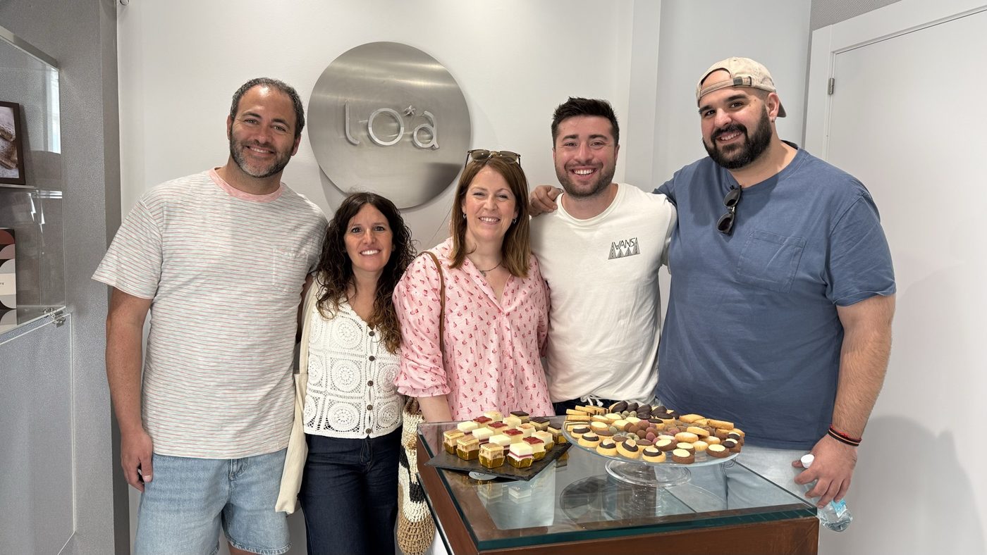 Creadores de contenido en la Pastelería Loa, en la Ruta Dulce del Gremio de Pasteleros de Huesca