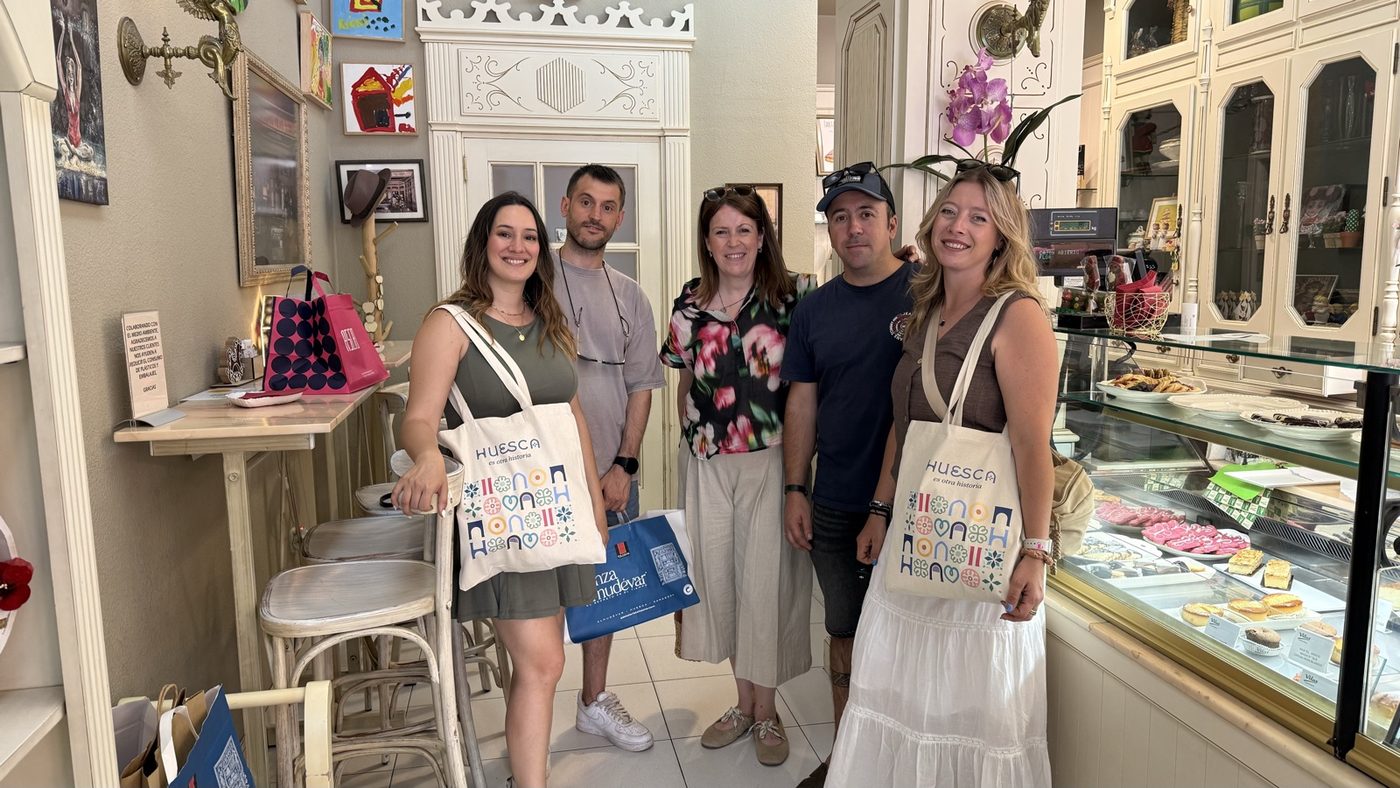 Creadoras de contenido con las bolsas de Huesca en una pastelería artesana de la Ruta Dulce