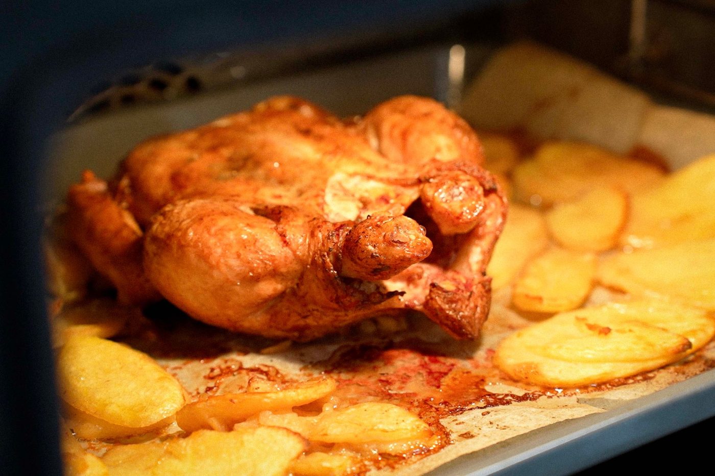 Pollo asado Mórrofino con patatas recién salido del horno